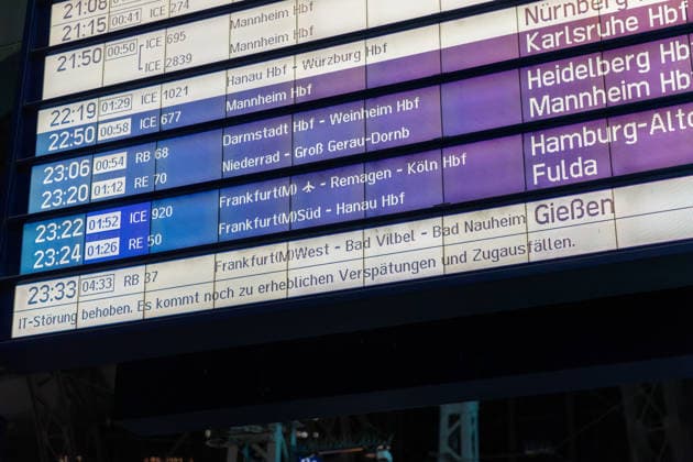 Bundesweite Störung legte Bahnverkehr zeitweise lahm Eine bundesweite Störung der Deutschen Bahn am gestrigen Dienstagabend, begann gegen 22:00 Uhr. Zu diesem Zeitpunkt veröffentlichte die Bahn die erste offizielle Störungsmeldung. Ausgelöst wurde der Stillstand durch eine flächendeckende IT- und Funkstörung des digitalen Bahnfunksystems (GSM-R),weshalb der gesamte Zugbetrieb aus Sicherheitsgründen eingestellt und Züge an den Bahnhöfen zurückgehalten werden mussten. Auch der S-Bahn-Verkehr war betroffen. Die akute Störung konnte glücklicherweise nach rund zweieinhalb Stunden behoben werden, sodass ab etwa 0:30 Uhr in der Nacht die ersten Züge wieder rollten. Frankfurt am Main Bahnhofsviertel Hessen Deutschland *** Nationwide O