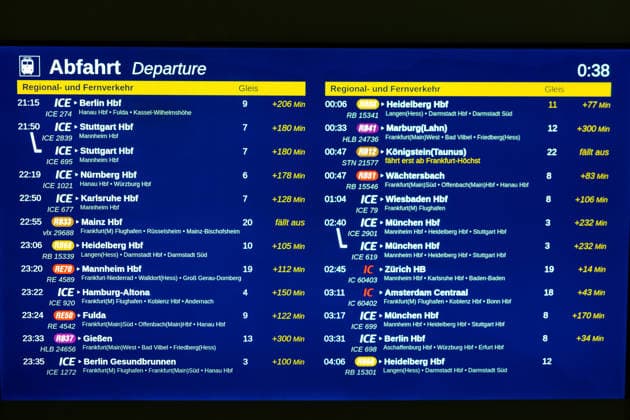 Bundesweite Störung legte Bahnverkehr zeitweise lahm Eine bundesweite Störung der Deutschen Bahn am gestrigen Dienstagabend, begann gegen 22:00 Uhr. Zu diesem Zeitpunkt veröffentlichte die Bahn die erste offizielle Störungsmeldung. Ausgelöst wurde der Stillstand durch eine flächendeckende IT- und Funkstörung des digitalen Bahnfunksystems (GSM-R),weshalb der gesamte Zugbetrieb aus Sicherheitsgründen eingestellt und Züge an den Bahnhöfen zurückgehalten werden mussten. Auch der S-Bahn-Verkehr war betroffen. Die akute Störung konnte glücklicherweise nach rund zweieinhalb Stunden behoben werden, sodass ab etwa 0:30 Uhr in der Nacht die ersten Züge wieder rollten. Frankfurt am Main Bahnhofsviertel Hessen Deutschland *** Nationwide O