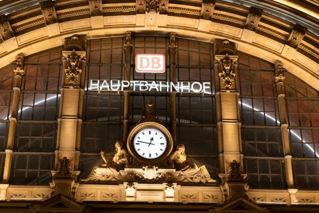 Bundesweite Störung legte Bahnverkehr zeitweise lahm Eine bundesweite Störung der Deutschen Bahn am gestrigen Dienstagabend, begann gegen 22:00 Uhr. Zu diesem Zeitpunkt veröffentlichte die Bahn die erste offizielle Störungsmeldung. Ausgelöst wurde der Stillstand durch eine flächendeckende IT- und Funkstörung des digitalen Bahnfunksystems (GSM-R),weshalb der gesamte Zugbetrieb aus Sicherheitsgründen eingestellt und Züge an den Bahnhöfen zurückgehalten werden mussten. Auch der S-Bahn-Verkehr war betroffen. Die akute Störung konnte glücklicherweise nach rund zweieinhalb Stunden behoben werden, sodass ab etwa 0:30 Uhr in der Nacht die ersten Züge wieder rollten. Frankfurt am Main Bahnhofsviertel Hessen Deutschland *** Nationwide O