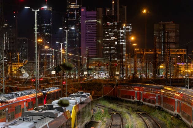 Bundesweite Störung legte Bahnverkehr zeitweise lahm Eine bundesweite Störung der Deutschen Bahn am gestrigen Dienstagabend, begann gegen 22:00 Uhr. Zu diesem Zeitpunkt veröffentlichte die Bahn die erste offizielle Störungsmeldung. Ausgelöst wurde der Stillstand durch eine flächendeckende IT- und Funkstörung des digitalen Bahnfunksystems (GSM-R),weshalb der gesamte Zugbetrieb aus Sicherheitsgründen eingestellt und Züge an den Bahnhöfen zurückgehalten werden mussten. Auch der S-Bahn-Verkehr war betroffen. Die akute Störung konnte glücklicherweise nach rund zweieinhalb Stunden behoben werden, sodass ab etwa 0:30 Uhr in der Nacht die ersten Züge wieder rollten. Frankfurt am Main Bahnhofsviertel Hessen Deutschland *** Nationwide O
