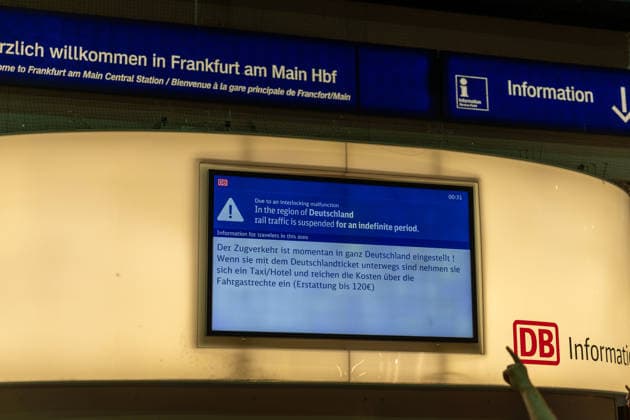 Bundesweite Störung legte Bahnverkehr zeitweise lahm Eine bundesweite Störung der Deutschen Bahn am gestrigen Dienstagabend, begann gegen 22:00 Uhr. Zu diesem Zeitpunkt veröffentlichte die Bahn die erste offizielle Störungsmeldung. Ausgelöst wurde der Stillstand durch eine flächendeckende IT- und Funkstörung des digitalen Bahnfunksystems (GSM-R),weshalb der gesamte Zugbetrieb aus Sicherheitsgründen eingestellt und Züge an den Bahnhöfen zurückgehalten werden mussten. Auch der S-Bahn-Verkehr war betroffen. Die akute Störung konnte glücklicherweise nach rund zweieinhalb Stunden behoben werden, sodass ab etwa 0:30 Uhr in der Nacht die ersten Züge wieder rollten. Frankfurt am Main Bahnhofsviertel Hessen Deutschland *** Nationwide O