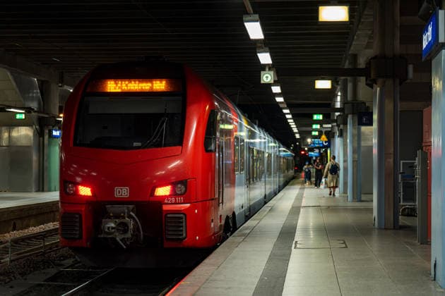 Bundesweite Störung legte Bahnverkehr zeitweise lahm Eine bundesweite Störung der Deutschen Bahn am gestrigen Dienstagabend, begann gegen 22:00 Uhr. Zu diesem Zeitpunkt veröffentlichte die Bahn die erste offizielle Störungsmeldung. Ausgelöst wurde der Stillstand durch eine flächendeckende IT- und Funkstörung des digitalen Bahnfunksystems (GSM-R), weshalb der gesamte Zugbetrieb aus Sicherheitsgründen eingestellt und Züge an den Bahnhöfen zurückgehalten werden mussten. Auch der S-Bahn-Verkehr war betroffen. Die akute Störung konnte glücklicherweise nach rund zweieinhalb Stunden behoben werden, sodass ab etwa 0:30 Uhr in der Nacht die ersten Züge wieder rollten. Mainz Rheinland-Pfalz Deutschland *** Nationwide Outage Temporarily