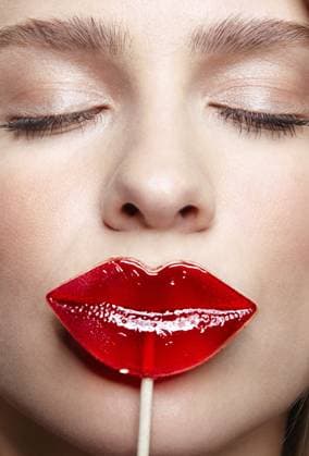 Nahaufnahme einer Frau mit geschlossenen Augen, die Süßigkeiten küsst. Rote weibliche Lippen formen einen Lutscher. Naschkatzen Konzept Close-up of woman with closed eyes kissing candy. Red female lips shape lollipop. Sweet tooth concept Copyright: imageBROKER SergxZastavkinxSerge ibxiqx18018130.jpg ,model released, Symbolfoto ,property released