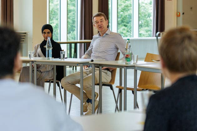 23.06.2026. Düsseldorf. Wie arbeiten Journalistinnen und Journalisten? Welche Rolle spielt die Pressefreiheit für unsere Demokratie? Und wie lassen sich echte Nachrichten von Fake News unterscheiden? Über diese Fragen diskutieren NRW-Schulministerin Dorothee Feller und WDR-Journalist Jörg Schönenborn (ARD-Tagesthemen) mit Schülerinnen und Schülern der Katholischen Hauptschule St. Benedikt in Düsseldorf. Organisiert wird diese besondere Schulstunde vom gemeinnützigen Verein Journalismus macht Schule, der die Nachrichtenkompetenz von Jugendlichen fördern möchte und dazu Journalistinnen und Journalisten privater und öffentlich-rechtlicher Medienhäuser an Schulen vermittelt. Als Ansprechpartner für dieses Programm, das in No