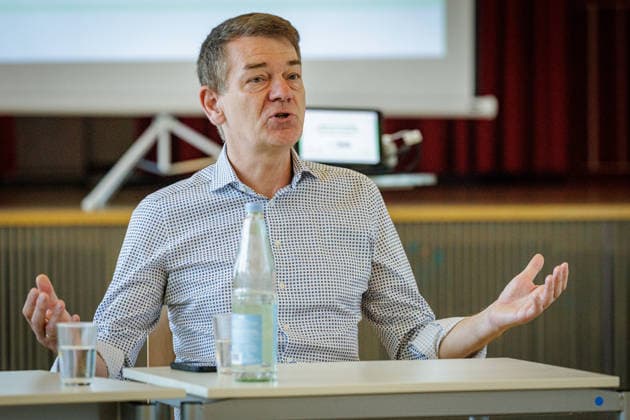 23.06.2026. Düsseldorf. Wie arbeiten Journalistinnen und Journalisten? Welche Rolle spielt die Pressefreiheit für unsere Demokratie? Und wie lassen sich echte Nachrichten von Fake News unterscheiden? Über diese Fragen diskutieren NRW-Schulministerin Dorothee Feller und WDR-Journalist Jörg Schönenborn (ARD-Tagesthemen) mit Schülerinnen und Schülern der Katholischen Hauptschule St. Benedikt in Düsseldorf. Organisiert wird diese besondere Schulstunde vom gemeinnützigen Verein Journalismus macht Schule, der die Nachrichtenkompetenz von Jugendlichen fördern möchte und dazu Journalistinnen und Journalisten privater und öffentlich-rechtlicher Medienhäuser an Schulen vermittelt. Als Ansprechpartner für dieses Programm, das in No
