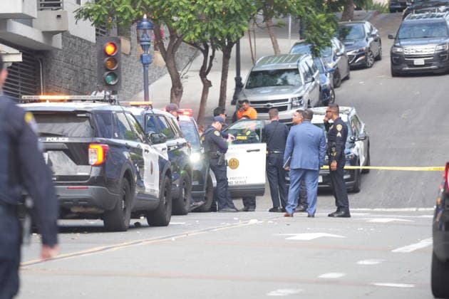 Officer shooting in San Diego, US - 23 Jun 2026 Police officers investigate at the scene after the shooting. San Diego police officers and firefighters respond to the Cedar Gateway apartment complex at Sixth Avenue and Cedar Street in the Cortez Hill neighborhood of downtown San Diego on Tuesday, June 23, 2026. Authorities said officers fatally shot a barricaded man after he allegedly threatened to kill his mother, threw household items from a fourth-floor apartment, and started a fire inside the unit. Residents were evacuated from the building as firefighters extinguished the blaze and investigators secured the scene. San Diego United States Copyright: xMichaelxHoxWaixLeex xSOPAxImagesx Michael Ho_5931