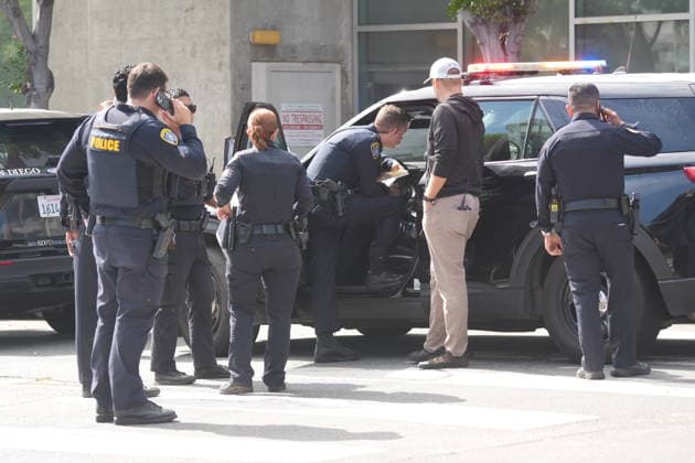 Officer shooting in San Diego, US - 23 Jun 2026 Police officers investigate at the scene after the shooting. San Diego police officers and firefighters respond to the Cedar Gateway apartment complex at Sixth Avenue and Cedar Street in the Cortez Hill neighborhood of downtown San Diego on Tuesday, June 23, 2026. Authorities said officers fatally shot a barricaded man after he allegedly threatened to kill his mother, threw household items from a fourth-floor apartment, and started a fire inside the unit. Residents were evacuated from the building as firefighters extinguished the blaze and investigators secured the scene. San Diego United States Copyright: xMichaelxHoxWaixLeex xSOPAxImagesx Michael Ho_5934