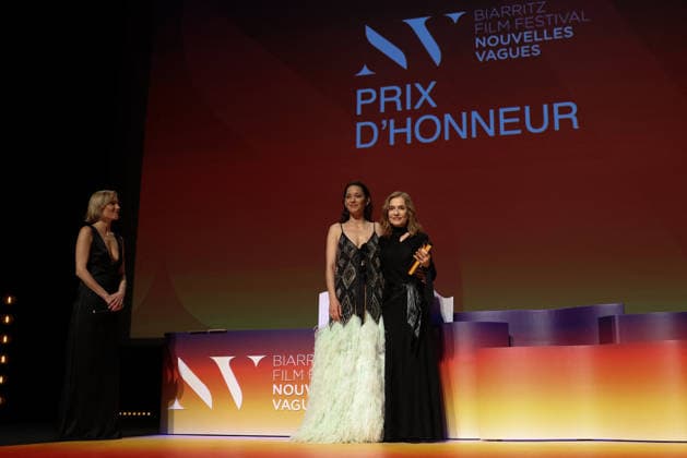 Marion Cotillard presents the Honorary Award to Isabelle Huppert at the Théâtre de la Gare du Midi during the opening ceremony of the 2026 Biarritz International Film Festival – Nouvelles Vagues, June 23, 2026 Jean Marc Lhomer Bestimage Photocall before the opening ceremony of the Biarritz International Film Festival – Nouvelles Vagues 2026 at the Théâtre de la Gare du Midi in Biarritz on June 23, 2026, Biarritz, France,detected_source_language  Copyright: xJean-MarcxLhomerx xBestimagexJean-MarcxLhomerx xBestimagex
