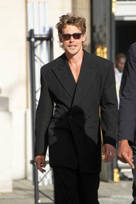 Austin Butler at the Saint Laurent Mens Spring Summer 2027 fashion show at the Bourse du Commerce in Paris on June 23, 2026. Anne Sophie Guebey, Bestimage. Celebrities at the Saint Laurent Mens Spring Summer 2027 fashion show at the Bourse du Commerce in Paris on June 23, 2026, Paris, France,detected_source_language  Copyright: xAnne-SophiexGuebeyx xBestimagexAnne-SophiexGuebeyx xBestimagex