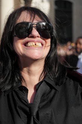 Béatrice Dalle at the Saint Laurent Mens Spring Summer 2027 fashion show at the Bourse du Commerce in Paris on June 23, 2026. Anne Sophie Guebey, Bestimage. Celebrities at the Saint Laurent Mens Spring Summer 2027 fashion show at the Bourse du Commerce in Paris on June 23, 2026, Paris, France,detected_source_language  Copyright: xAnne-SophiexGuebeyx xBestimagexAnne-SophiexGuebeyx xBestimagex