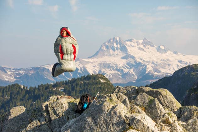 Happy man jumping in a sleeping bag on a mountain Squamish, British Columbia, Canada CR_JDIP260617A-2053293-01 ,model released, Symbolfoto