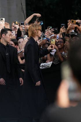 Martin Edwards, a member of the band Cortis, at the Saint Laurent Men’s Spring Summer 2027 fashion show at the Bourse du Commerce in Paris on June 23, 2026. Anne Sophie Guebey, Bestimage. Celebrities at the Saint Laurent Men’s Spring Summer 2027 fashion show at the Bourse du Commerce in Paris on June 23, 2026, Paris, France,detected_source_language  Copyright: xAnne-SophiexGuebeyx xBestimagexAnne-SophiexGuebeyx xBestimagex