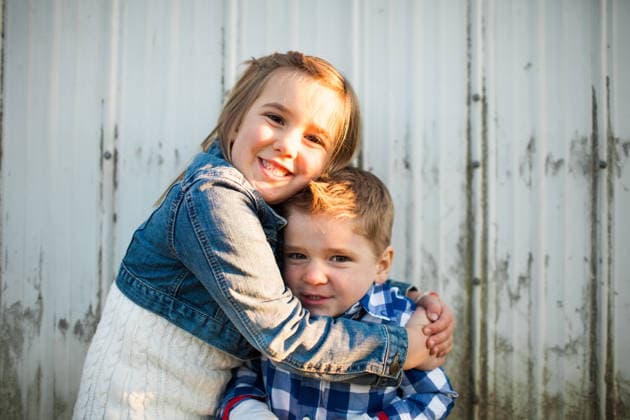 A young girl gives her younger brother a hug Chilliwack, British Columbia, Canada CR_JDIP260617A3-2055730-01 ,model released, Symbolfoto
