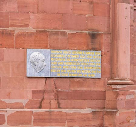 Gedenktafeln für Theodor Heuss, Gebäudefassade der Paulskirche, Frankfurt am Main, Hessen, Deutschland *** Commemorative plaques for Theodor Heuss,,detected_source_language Building facade the St. Pauls Church,,detected_source_language Frankfurt on Main,,detected_source_language Hesse,,detected_source_language Germany 1020931789