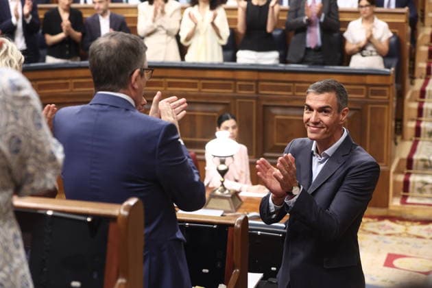 Sánchez and Feijóo Clash in Congress Amid a Full-Blown Crisis Over Corruption and Calls for Elections Prime Minister Pedro Sánchez receives applause from the Socialist Group during a plenary session in the Congress of Deputies on June 24, 2026, in Madrid, Spain. The Prime Minister appears before the Lower House to report on the political situation following developments in the investigations involving his wife, the Leire case, and former Prime Minister Zapatero, as well as the Supreme Court’s conviction of former Minister Ábalos, his advisor, Koldo, and businessman Víctor de Aldama. JUNE 24, 2026, Madrid, Spain,detected_source_language  Copyright: xEduardoxParrax 7618721