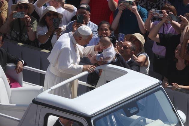 IPA86002871 - Vatican City - Italy, June 24, 2026: The pontiff makes his way around the square on the popemobile, greeting the faithful and pilgrims and blessing the children. Pope Leo XIV presides over the Wednesday General Audience in St. Peter™s Square. This morning, thousands of faithful and pilgrims from around the world gathered in St. Peter™s Square to attend the Wednesday General Audience with Pope Leo XIV. It was a moment of prayer, listening, and communion that filled the square with hope, reflection, and joy.  Copyright: xmarcoxiacobuccix xmarcoxiacobuccix 86002871