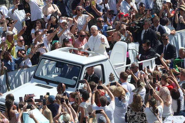 IPA86002902 - Vatican City - Italy, June 24, 2026: The pontiff makes his way around the square on the popemobile, greeting the faithful and pilgrims and blessing the children. Pope Leo XIV presides over the Wednesday General Audience in St. Peter™s Square. This morning, thousands of faithful and pilgrims from around the world gathered in St. Peter™s Square to attend the Wednesday General Audience with Pope Leo XIV. It was a moment of prayer, listening, and communion that filled the square with hope, reflection, and joy.  Copyright: xmarcoxiacobuccix xmarcoxiacobuccix 86002902