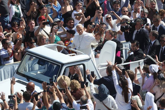 IPA86002905 - Vatican City - Italy, June 24, 2026: The pontiff makes his way around the square on the popemobile, greeting the faithful and pilgrims and blessing the children. Pope Leo XIV presides over the Wednesday General Audience in St. Peter™s Square. This morning, thousands of faithful and pilgrims from around the world gathered in St. Peter™s Square to attend the Wednesday General Audience with Pope Leo XIV. It was a moment of prayer, listening, and communion that filled the square with hope, reflection, and joy.  Copyright: xmarcoxiacobuccix xmarcoxiacobuccix 86002905