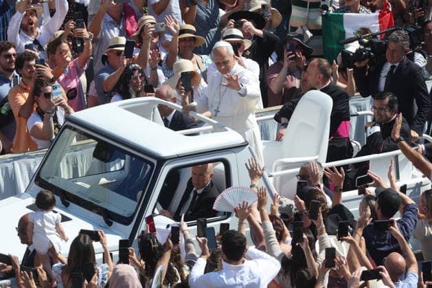 IPA86002910 - Vatican City - Italy, June 24, 2026: The pontiff makes his way around the square on the popemobile, greeting the faithful and pilgrims and blessing the children. Pope Leo XIV presides over the Wednesday General Audience in St. Peter™s Square. This morning, thousands of faithful and pilgrims from around the world gathered in St. Peter™s Square to attend the Wednesday General Audience with Pope Leo XIV. It was a moment of prayer, listening, and communion that filled the square with hope, reflection, and joy.  Copyright: xmarcoxiacobuccix xmarcoxiacobuccix 86002910