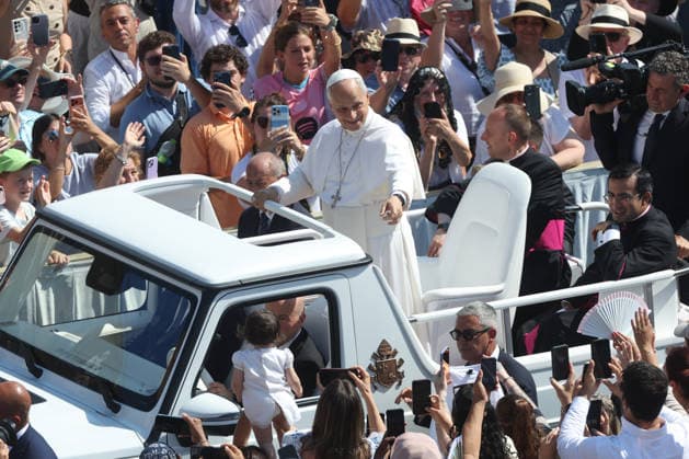 IPA86002914 - Vatican City - Italy, June 24, 2026: The pontiff makes his way around the square on the popemobile, greeting the faithful and pilgrims and blessing the children. Pope Leo XIV presides over the Wednesday General Audience in St. Peter™s Square. This morning, thousands of faithful and pilgrims from around the world gathered in St. Peter™s Square to attend the Wednesday General Audience with Pope Leo XIV. It was a moment of prayer, listening, and communion that filled the square with hope, reflection, and joy.  Copyright: xmarcoxiacobuccix xmarcoxiacobuccix 86002914