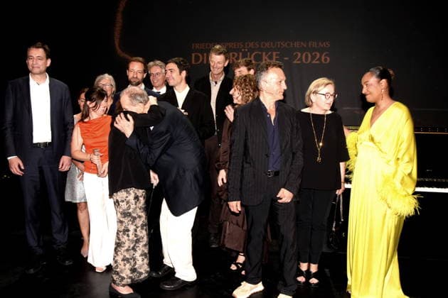 Mit Teilnehmern Links Georg Eisenreich Justitz MInister Friedenspreis Deutschen Films Die Bruecke -Debuetpreis des Deutschen Films DIE BRUECKE WAS AM EMPFINDSAMKEIT BLEIBT Preistraegerin Daniela Magnani Mueller Ehrenpreis des Friedenspreis des Deutschen Films Die Bruecke Edgar Reitz Elisabeth Endriss Wicki Friedenspreis des Deutschen Films National GELBE BRIEFE Preistraeger Ilker Catak Friedenspreis des Deutschen Films Die Bruecke - INTERNATIONAL IM SCHATTEN DES ORANGENBAUMES Preistraeger: Cherien Dabis Vertreten durch Dominik Maringer Dorothee Erpenstein FFF Bayern GF Benita Sarah Bailey Moderatorin Rechts Muenchen 23.06.2026 Cuvillies Theater Residenz Bernhard Wicki Preisverleihung Foto Muenchen *** With participants (from