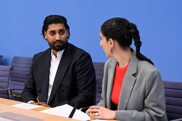 ABB BPK- Said Etris Hashemi, Autor, Initiative 19. Februar Hanau, Bundesvorsitzender des Verbandes binationaler Familien Partnerschaften Rima Hanano, Co-Geschäftsführerin von CLAIM bei der Veroeffentlichung des Berichts Vorstellung des zivilgesellschaftlichen Lagebildes antimuslimischer Rassismus und Fallzahlen 2025 auf der BPK Bundespressekonferenz am 24.06.2026 in Berlin Berlin Deutschland *** ABB BPK Said Etris Hashemi, author, February 19 Hanau Initiative; Rima Hanano, Federal Chair of the Association of Binational Family Partnerships; Co-Executive Director of CLAIM, at the release of the report Overview of Anti-Muslim Racism in Civil Society and Case Statistics for 2025 at the BPK Federal Press Conference on June 24, 2026, in Berl