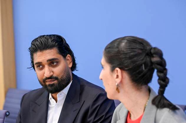 ABB BPK- Said Etris Hashemi, Autor, Initiative 19. Februar Hanau, Bundesvorsitzender des Verbandes binationaler Familien Partnerschaften Rima Hanano, Co-Geschäftsführerin von CLAIM bei der Veroeffentlichung des Berichts Vorstellung des zivilgesellschaftlichen Lagebildes antimuslimischer Rassismus und Fallzahlen 2025 auf der BPK Bundespressekonferenz am 24.06.2026 in Berlin Berlin Deutschland *** ABB BPK Said Etris Hashemi, author, February 19 Hanau Initiative; Rima Hanano, Federal Chair of the Association of Binational Family Partnerships; Co-Executive Director of CLAIM, at the release of the report Overview of Anti-Muslim Racism in Civil Society and Case Statistics for 2025 at the BPK Federal Press Conference on June 24, 2026, in Berl