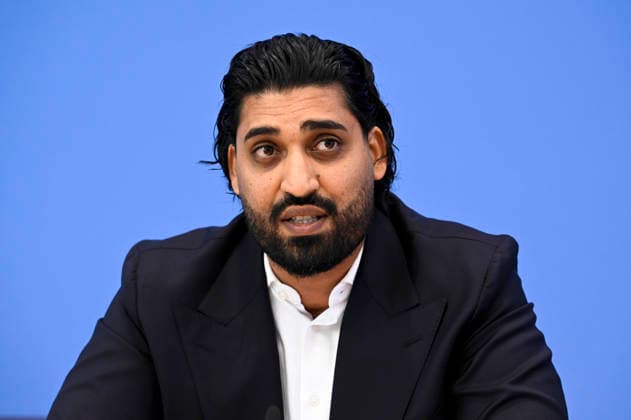 ABB BPK- Said Etris Hashemi, Autor, Initiative 19. Februar Hanau, Bundesvorsitzender des Verbandes binationaler Familien Partnerschaften bei der Veroeffentlichung des Berichts Vorstellung des zivilgesellschaftlichen Lagebildes antimuslimischer Rassismus und Fallzahlen 2025 auf der BPK Bundespressekonferenz am 24.06.2026 in Berlin Berlin Deutschland *** ABB BPK Said Etris Hashemi, author, February 19 Hanau Initiative, Federal Chair of the Association of Binational Family Partnerships, at the publication of the report Overview of the Civil Society Situation Regarding Anti-Muslim Racism and Case Statistics for 2025 at the BPK Federal Press Conference on June 24, 2026, in Berlin, Germany,detected_source_language