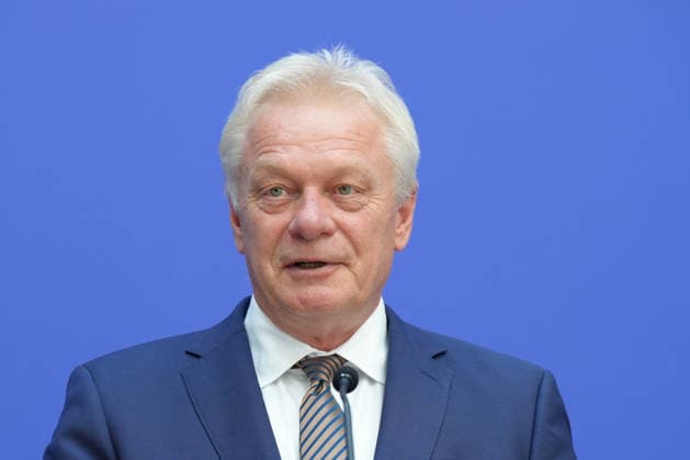 Bundesminister Dr. Wildberger und Bundesminister Rainer eroeffnen Mobilfunkmesswoche 2026 Alois Rainer (Bundesheimatminister) im Portrait bei der Vorstellung der App Mobilfunk Check im Bundesministerium für Digitales und Staatsmodernisierung, Berlin, 24.06.2026 Berlin Berlin Deutschland *** Federal Minister Dr. Wildberger and Federal Minister Rainer open the 2026 Mobile Communications Fair. A portrait of Alois Rainer, Federal Minister of Home Affairs, at the launch of the Mobilfunk Check app at the Federal Ministry for Digital Affairs and State Modernization, Berlin, June 24, 2026. Berlin, Berlin, Germany,detected_source_language