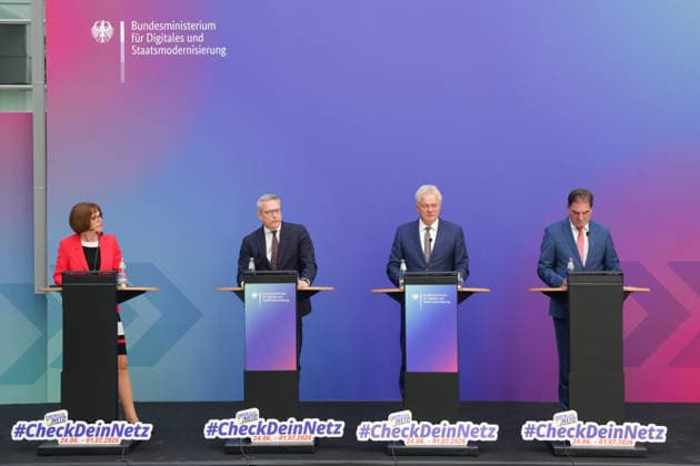 Bundesminister Dr. Wildberger und Bundesminister Rainer eroeffnen Mobilfunkmesswoche 2026 Daniela Boenstrup gemeinsam mit Karsten Wildberger (Bundesdigitalminister), Alois Rainer (Bundesheimatminister) und Ernst-Ferdinand Wilmsmann bei der Pressekonferenz und Vorstellung der App Mobilfunk Check im Bundesministerium für Digitales und Staatsmodernisierung, Berlin, 24.06.2026 Berlin Berlin Deutschland *** Federal Minister Dr. Wildberger and Federal Minister Rainer open the 2026 Mobile Communications Fair Week. Daniela Boenstrup, together with Karsten Wildberger, Federal Minister of Digital Affairs; Alois Rainer, Federal Minister of Home Affairs; and Ernst Ferdinand Wilmsmann, at the press conference and presentation of the Mobilfunk Check