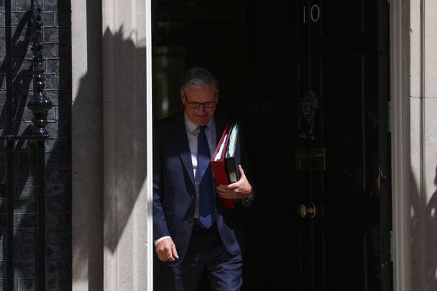 June 24, 2026, London, England, United Kingdom: British Prime Minister Sir Keir Starmer departs 10 Downing Street for the House of Commons to attend the Prime Minister s Questions. London United Kingdom - ZUMAa279 20260624_zsp_a279_002 Copyright: xZeynepxDemirxAslimx