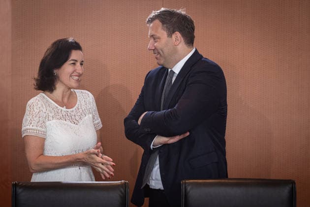 Berlin, Kabinettssitzung der Bundesregierung Kabinettssitzung der Bundesregierung am 24.06.2026 im Bundeskanzleramt in Berlin. Im Bild: Lars Klingbeil (Finanzminister, Vize-Kanzler, SPD) und Dorothee Bär (Bundesministerin für Forschung, Technologie und Raumfahrt, CSU). Berlin Bundeskanzleramt Berlin Deutschland *** Berlin, Federal Government Cabinet Meeting Federal Government Cabinet Meeting on June 24, 2026, at the Federal Chancellery in Berlin Pictured