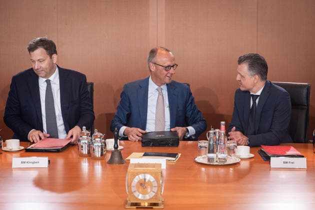 Berlin, Kabinettssitzung der Bundesregierung Kabinettssitzung der Bundesregierung am 24.06.2026 im Bundeskanzleramt in Berlin. Im Bild: Bundeskanzler Friedrich Merz (CDU), Thorsten Frei (Bundesminister für besondere Aufgaben Chef des Bundeskanzleramtes, CDU) und Lars Klingbeil (Finanzminister, Vize-Kanzler, SPD). Berlin Bundeskanzleramt Berlin Deutschland *** Berlin, Federal Government Cabinet Meeting Federal Government Cabinet Meeting on June 24, 2026, at the Federal Chancellery in Berlin. Pictured