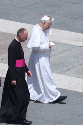 IPA86006982 - Vatican City - Italy, June 24, 2026: The pontiff wipes the sweat from his brow due to the intense heat. Pope Leo XIV presides over the Wednesday General Audience in St. Peter™s Square. This morning, thousands of faithful and pilgrims from around the world gathered in St. Peter™s Square to attend the Wednesday General Audience with Pope Leo XIV. It was a moment of prayer, listening, and communion that filled the square with hope, reflection, and joy.  Copyright: xmarcoxiacobuccix xmarcoxiacobuccix 86006982