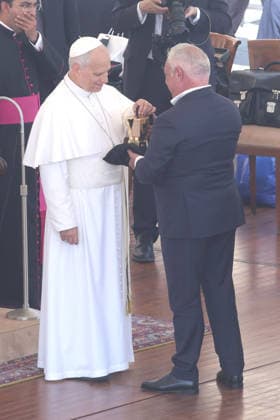 IPA86006970 - Vatican City - Italy, June 24, 2026: At the end of the audience, the pontiff receives gifts, including a gold-colored moka coffee pot bearing his likeness. Pope Leo XIV presides over the Wednesday General Audience in St. Peter™s Square. This morning, thousands of faithful and pilgrims from around the world gathered in St. Peter™s Square to attend the Wednesday General Audience with Pope Leo XIV. It was a moment of prayer, listening, and communion that filled the square with hope, reflection, and joy.  Copyright: xmarcoxiacobuccix xmarcoxiacobuccix 86006970