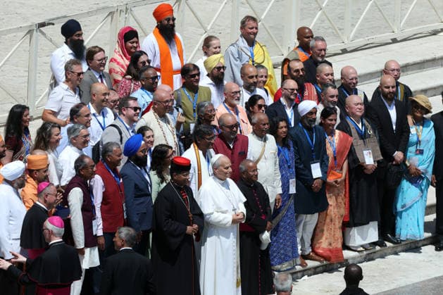 IPA86006980 - Vatican City - Italy, June 24, 2026: At the end of the audience, the pontiff poses for a group photo with representatives of the Indian and Sikh communities. Pope Leo XIV presides over the Wednesday General Audience in St. Peter™s Square. This morning, thousands of faithful and pilgrims from around the world gathered in St. Peter™s Square to attend the Wednesday General Audience with Pope Leo XIV. It was a moment of prayer, listening, and communion that filled the square with hope, reflection, and joy.  Copyright: xmarcoxiacobuccix xmarcoxiacobuccix 86006980