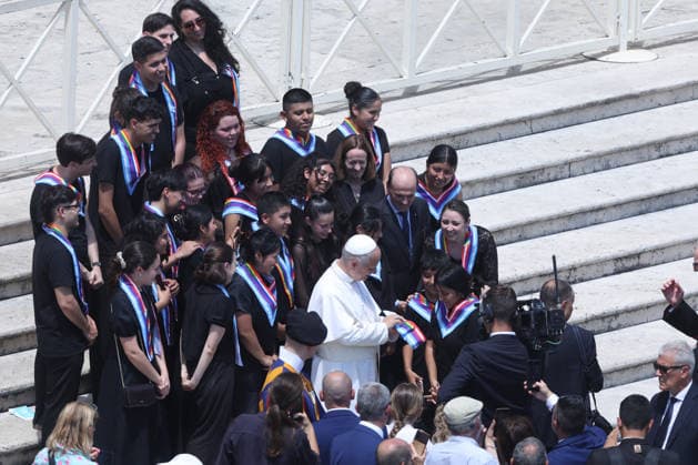 IPA86006996 - Vatican City - Italy, June 24, 2026: At the end of the audience, the pontiff poses for photos with a group of Asian youth. Pope Leo XIV presides over the Wednesday General Audience in St. Peter™s Square. This morning, thousands of faithful and pilgrims from around the world gathered in St. Peter™s Square to attend the Wednesday General Audience with Pope Leo XIV. It was a moment of prayer, listening, and fellowship that filled the square with hope, reflection, and joy.  Copyright: xmarcoxiacobuccix xmarcoxiacobuccix 86006996