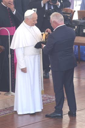 IPA86006972 - Vatican City - Italy, June 24, 2026: At the end of the audience, the pontiff receives gifts, including a gold-colored moka coffee pot bearing his likeness. Pope Leo XIV presides over the Wednesday General Audience in St. Peter™s Square. This morning, thousands of faithful and pilgrims from around the world gathered in St. Peter™s Square to attend the Wednesday General Audience with Pope Leo XIV. It was a moment of prayer, listening, and communion that filled the square with hope, reflection, and joy.  Copyright: xmarcoxiacobuccix xmarcoxiacobuccix 86006972