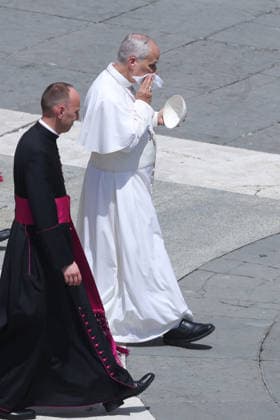 IPA86006985 - Vatican City - Italy, June 24, 2026: The pontiff wipes the sweat from his brow due to the intense heat. Pope Leo XIV presides over the Wednesday General Audience in St. Peter™s Square. This morning, thousands of faithful and pilgrims from around the world gathered in St. Peter™s Square to attend the Wednesday General Audience with Pope Leo XIV. It was a moment of prayer, listening, and fellowship that filled the square with hope, reflection, and joy.  Copyright: xmarcoxiacobuccix xmarcoxiacobuccix 86006985
