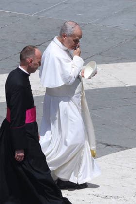 IPA86006988 - Vatican City - Italy, June 24, 2026: The pontiff wipes the sweat from his brow due to the intense heat. Pope Leo XIV presides over the Wednesday General Audience in St. Peter™s Square. This morning, thousands of faithful and pilgrims from around the world gathered in St. Peter™s Square to attend the Wednesday General Audience with Pope Leo XIV. It was a moment of prayer, listening, and communion that filled the square with hope, reflection, and joy.  Copyright: xmarcoxiacobuccix xmarcoxiacobuccix 86006988