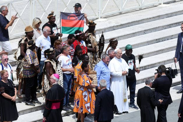 IPA86006990 - Vatican City - Italy, June 24, 2026: At the end of the audience, the pontiff poses for photos with a group of African musicians. Pope Leo XIV presides over the Wednesday General Audience in St. Peter™s Square. This morning, thousands of faithful and pilgrims from around the world gathered in St. Peter™s Square to attend the Wednesday General Audience with Pope Leo XIV. It was a moment of prayer, listening, and communion that filled the square with hope, reflection, and joy.  Copyright: xmarcoxiacobuccix xmarcoxiacobuccix 86006990