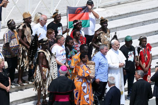IPA86006991 - Vatican City - Italy, June 24, 2026: At the end of the audience, the pontiff poses for photos with a group of African musicians. Pope Leo XIV presides over the Wednesday General Audience in St. Peter™s Square. This morning, thousands of faithful and pilgrims from around the world gathered in St. Peter™s Square to attend the Wednesday General Audience with Pope Leo XIV. It was a moment of prayer, listening, and communion that filled the square with hope, reflection, and joy.  Copyright: xmarcoxiacobuccix xmarcoxiacobuccix 86006991