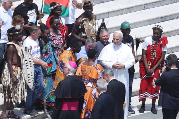 IPA86006992 - Vatican City - Italy, June 24, 2026: At the end of the audience, the pontiff poses for photos with a group of African musicians. Pope Leo XIV presides over the Wednesday General Audience in St. Peter™s Square. This morning, thousands of faithful and pilgrims from around the world gathered in St. Peter™s Square to attend the Wednesday General Audience with Pope Leo XIV. It was a moment of prayer, listening, and communion that filled the square with hope, reflection, and joy.  Copyright: xmarcoxiacobuccix xmarcoxiacobuccix 86006992