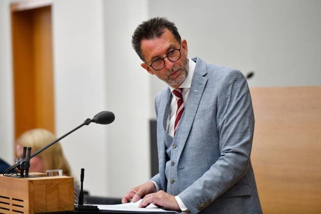 Es findet die Plenarsitzung im Saarländischen Landtag in Saarbrücken am Mittwoch (24.06.2026) statt. Im Bild: Reinhold Jost, Minister für Inneres, Bauen und Sport. *** The plenary session of the Saarland State Parliament will take place in Saarbrücken on Wednesday, June 24, 2026. Pictured is Reinhold Jost, Minister of the Interior, Construction, and Sports.,detected_source_language bub