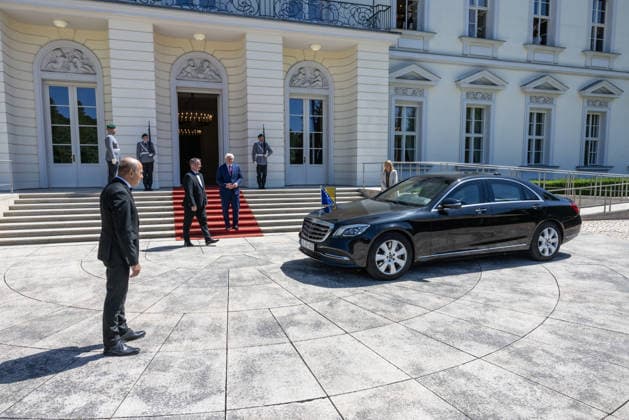 Berlin, Bundespräsident Frank-Walter Steinmeier trifft Präsidenten von Bosnien und Herzegowina Denis Becirovic Gespräch mit dem Präsidenten der Republik Bosnien und Herzegowina, Denis BeÄ‡iroviÄ‡ Deutschland, Berlin am 24. Juni 2026: Bundespräsident Frank-Walter Steinmeier empfängt im Schloss Bellevue (hinteren Eingang) das Staatsoberhaupt der Republik Bosnien und Herzegowina, Denis BeÄ‡iroviÄ‡. *** Meeting with the President of the Republic of Bosnia and Herzegovina, Denis BeÄ‡iroviÄ‡, in Berlin, Germany, on June 24, 2026. Federal President Frank Walter Steinmeier welcomes the head of state of the Republic of Bosnia and Herzegovina at the rear entrance of Bellevue Palace, Denis BeÄ‡iroviÄ‡,detected_source_language