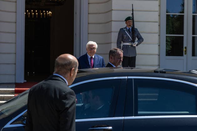 Berlin, Bundespräsident Frank-Walter Steinmeier trifft Präsidenten von Bosnien und Herzegowina Denis Becirovic Gespräch mit dem Präsidenten der Republik Bosnien und Herzegowina, Denis BeÄ‡iroviÄ‡ Deutschland, Berlin am 24. Juni 2026: Bundespräsident Frank-Walter Steinmeier empfängt im Schloss Bellevue (hinteren Eingang) das Staatsoberhaupt der Republik Bosnien und Herzegowina, Denis BeÄ‡iroviÄ‡. *** Meeting with the President of the Republic of Bosnia and Herzegovina, Denis BeÄ‡iroviÄ‡, in Berlin, Germany, on June 24, 2026. Federal President Frank Walter Steinmeier welcomes the head of state of the Republic of Bosnia and Herzegovina at the rear entrance of Bellevue Palace, Denis BeÄ‡iroviÄ‡,detected_source_language