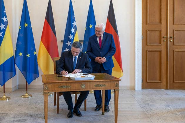 Berlin, Bundespräsident Frank-Walter Steinmeier trifft Präsidenten von Bosnien und Herzegowina Denis Becirovic Gespräch mit dem Präsidenten der Republik Bosnien und Herzegowina, Denis BeÄ‡iroviÄ‡ Deutschland, Berlin am 24. Juni 2026: Bundespräsident Frank-Walter Steinmeier empfängt im Schloss Bellevue das Staatsoberhaupt der Republik Bosnien und Herzegowina, Denis BeÄ‡iroviÄ‡. *** Meeting with Denis BeÄ‡iroviÄ‡, President of the Republic of Bosnia and Herzegovina Berlin, Germany, June 24, 2026 Federal President Frank Walter Steinmeier welcomes Denis BeÄ‡iroviÄ‡, Head of State of the Republic of Bosnia and Herzegovina, at Bellevue Palace,detected_source_language