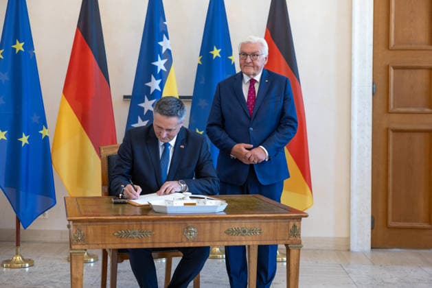 Berlin, Bundespräsident Frank-Walter Steinmeier trifft Präsidenten von Bosnien und Herzegowina Denis Becirovic Gespräch mit dem Präsidenten der Republik Bosnien und Herzegowina, Denis BeÄ‡iroviÄ‡ Deutschland, Berlin am 24. Juni 2026: Bundespräsident Frank-Walter Steinmeier empfängt im Schloss Bellevue das Staatsoberhaupt der Republik Bosnien und Herzegowina, Denis BeÄ‡iroviÄ‡. *** Meeting with Denis BeÄ‡iroviÄ‡, President of the Republic of Bosnia and Herzegovina Berlin, Germany, June 24, 2026 Federal President Frank Walter Steinmeier welcomes Denis BeÄ‡iroviÄ‡, Head of State of the Republic of Bosnia and Herzegovina, at Bellevue Palace,detected_source_language