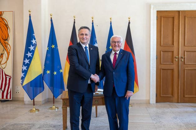 Berlin, Bundespräsident Frank-Walter Steinmeier trifft Präsidenten von Bosnien und Herzegowina Denis Becirovic Gespräch mit dem Präsidenten der Republik Bosnien und Herzegowina, Denis BeÄ‡iroviÄ‡ Deutschland, Berlin am 24. Juni 2026: Bundespräsident Frank-Walter Steinmeier empfängt im Schloss Bellevue das Staatsoberhaupt der Republik Bosnien und Herzegowina, Denis BeÄ‡iroviÄ‡. *** Meeting with Denis BeÄ‡iroviÄ‡, President of the Republic of Bosnia and Herzegovina Berlin, Germany, June 24, 2026 Federal President Frank Walter Steinmeier welcomes Denis BeÄ‡iroviÄ‡, Head of State of the Republic of Bosnia and Herzegovina, at Bellevue Palace,detected_source_language