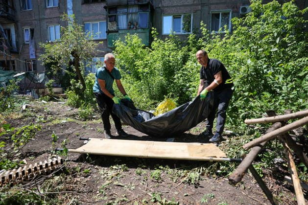 RUSSIA, GORLOVKA - JUNE 24, 2026: Men carry a dead body after a drone attack. Dmitry Yagodkin TASS  94215059